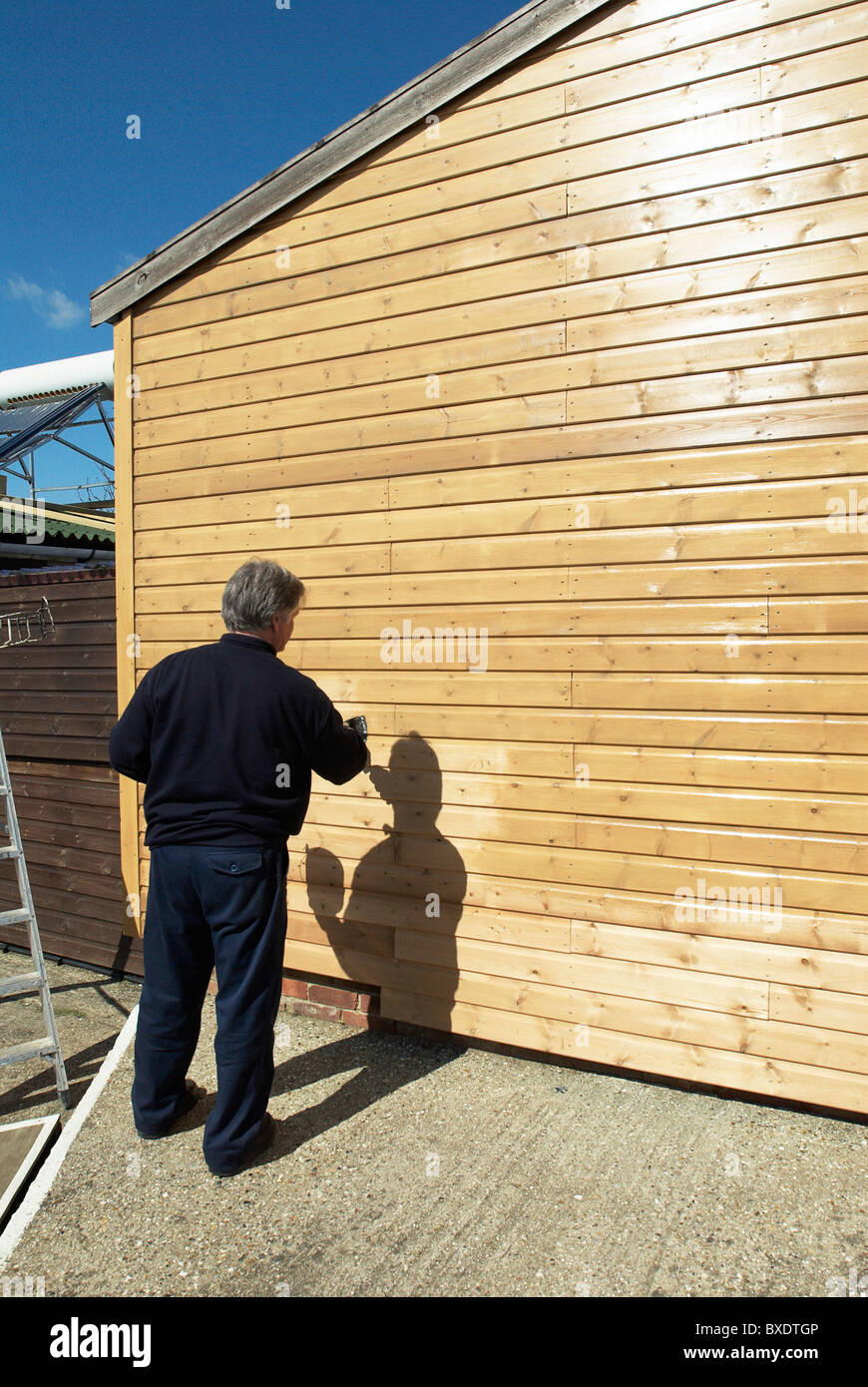 Weatherboarding tinción de madera en el lateral de un edificio Foto de stock