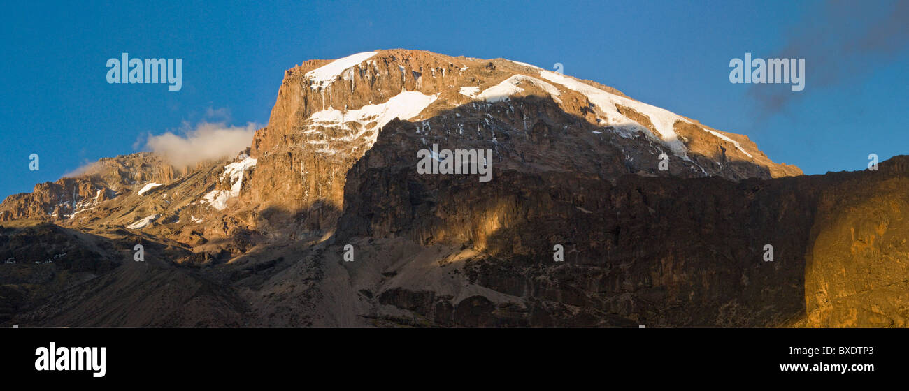La cumbre del Kilimanjaro espera a sólo tres días de caminata de distancia de un campamento de expedición de alta. Foto de stock