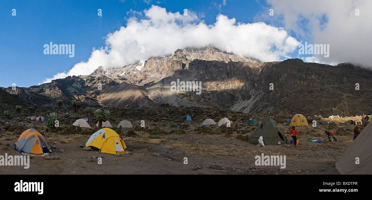 Kilimanjaro, envuelto en las nubes, desde un campamento de expedición alpina. Foto de stock