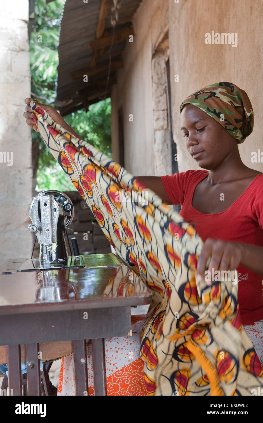 Adaptar con una máquina de coser, Dodoma, Tanzania, África Oriental. Foto de stock