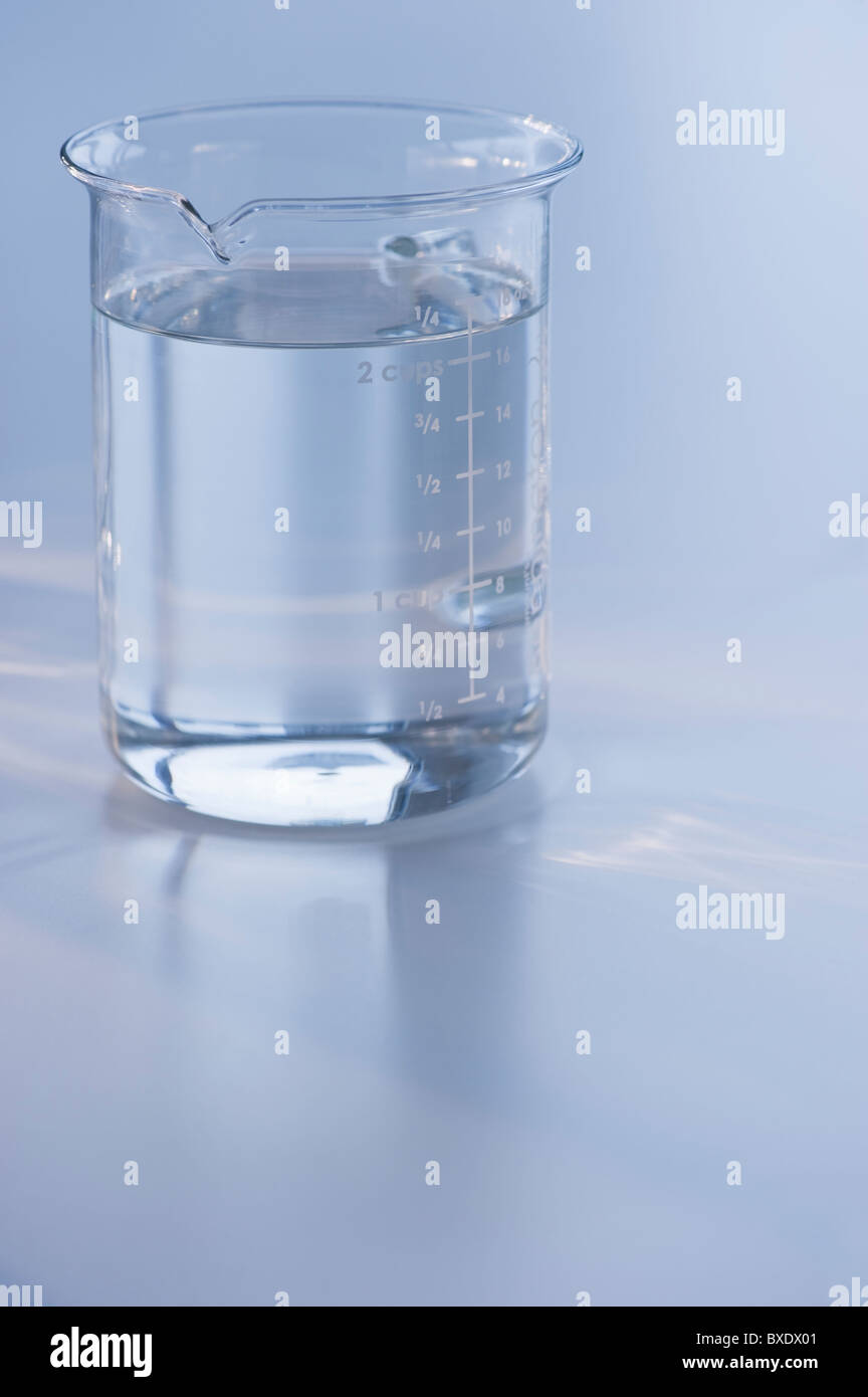 Vaso lleno de agua Fotografía de stock - Alamy