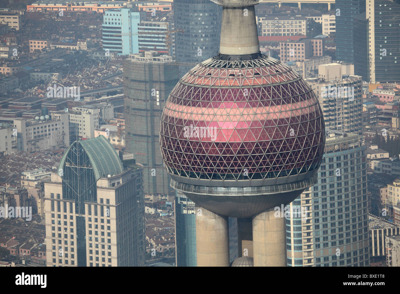 Ámbito de la Oriental Pearl Tower en Shanghai, China Foto de stock