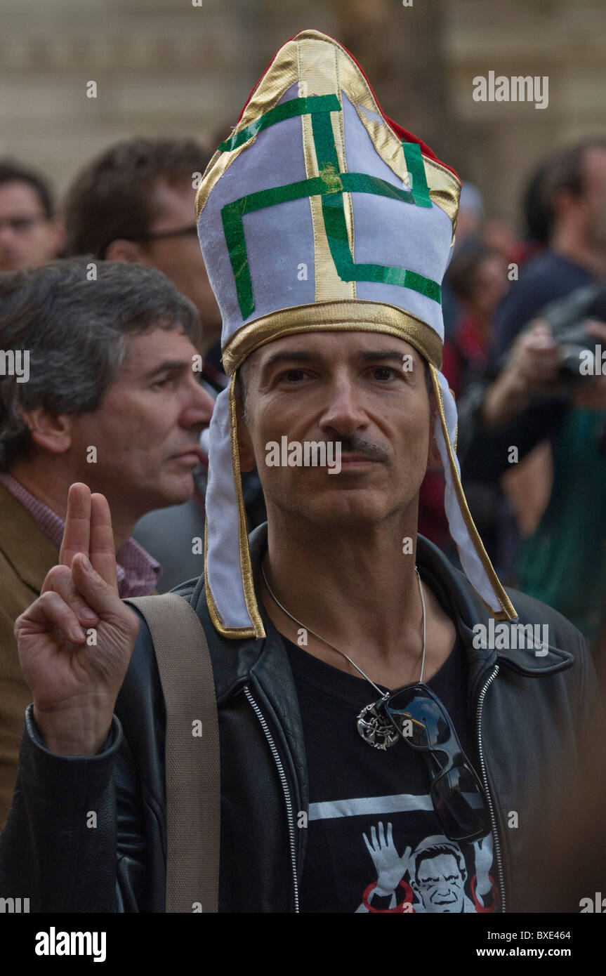 Contra el Papa Benedicto XVI manifestante vistiendo los Obispos Mitre con la esvástica Nazi , Londres, Reino Unido el 18 de septiembre de 2010. Foto de stock