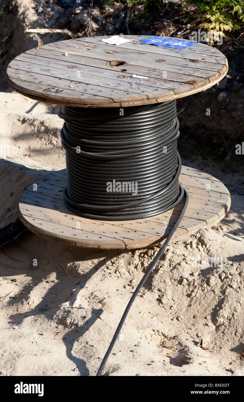 Carrete de cable eléctrico instalable subterráneo Fotografía de stock -  Alamy