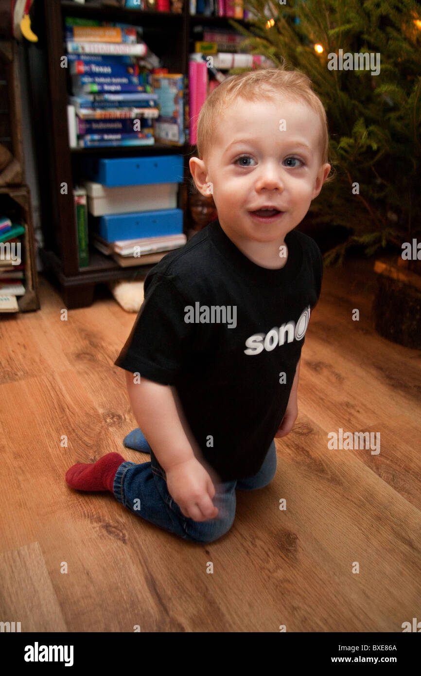 Bebé de 20 meses vistiendo una camiseta negra fotografías e imágenes de  alta resolución - Alamy