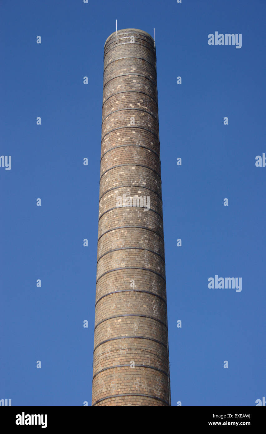 Antigua chimenea industrial de ladrillo. Richmond, Virginia Foto de stock