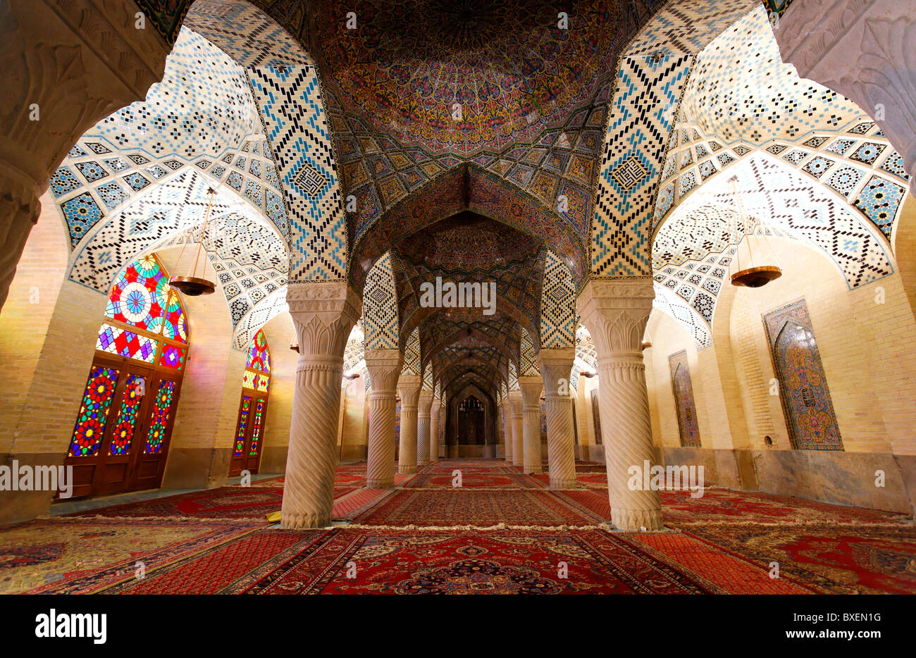 Interior de la sala de oración de invierno de la Nazir ul Mulk Mezquita, Shiraz, Irán Foto de stock