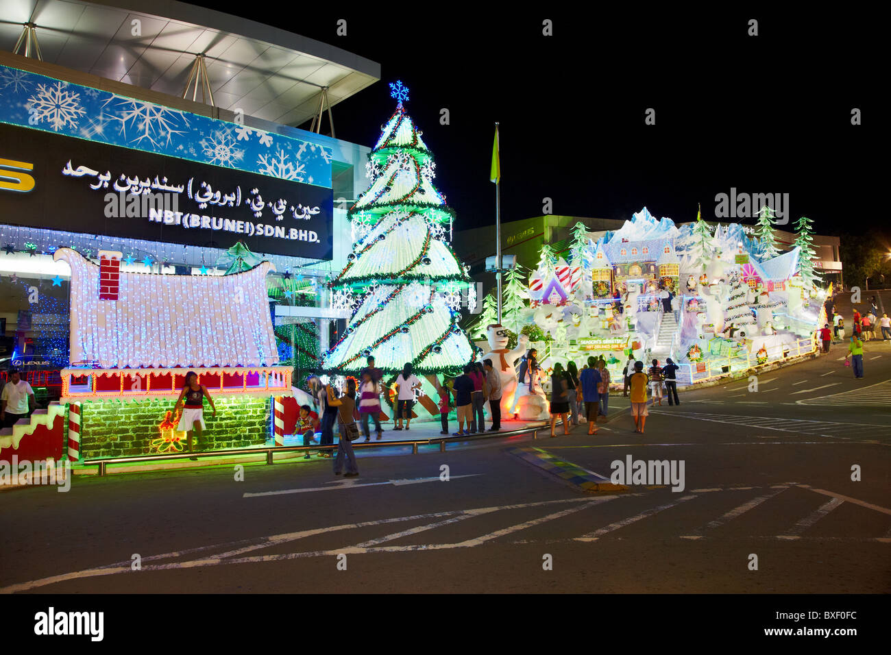 Adornos de Navidad en el concesionario de Lexus, Bandar Seri Begawan, Brunei Darussalam, Asia Foto de stock