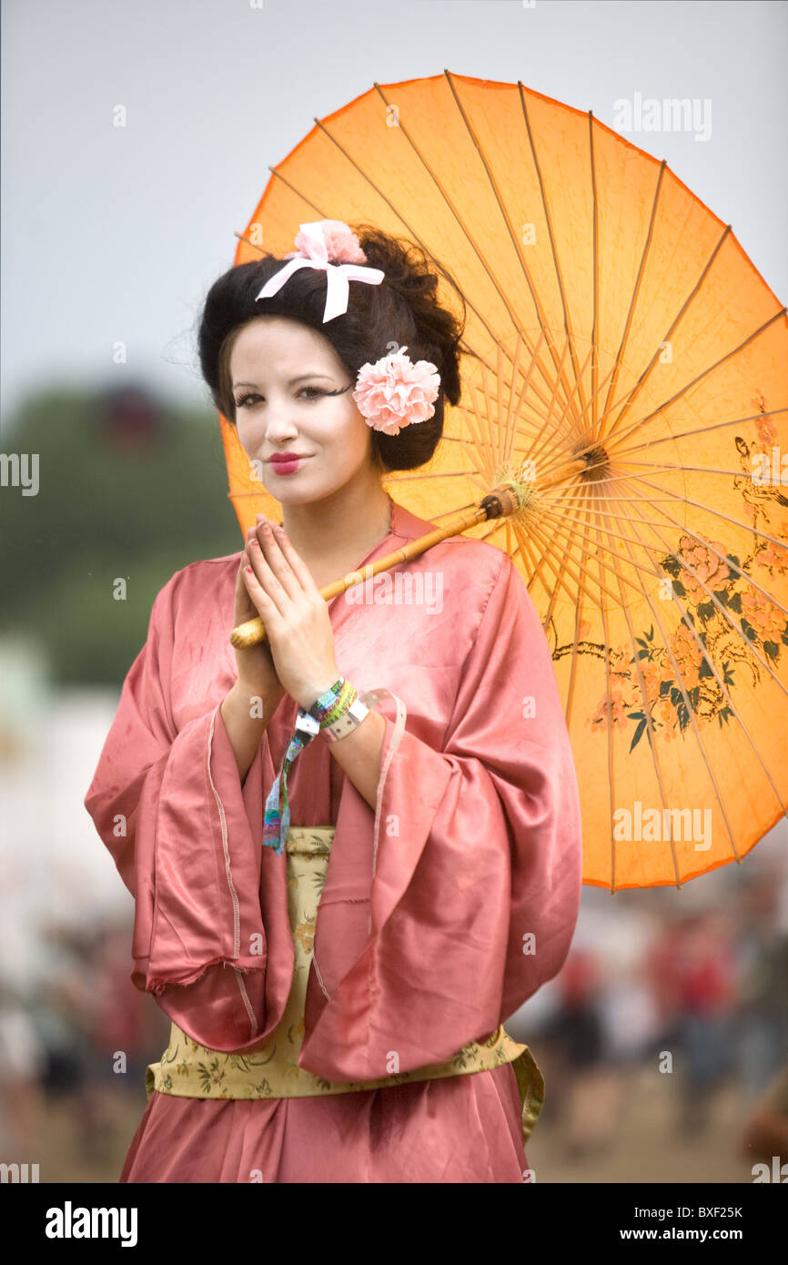 Mujer en traje de kimono tradicional japonés. Foto de stock