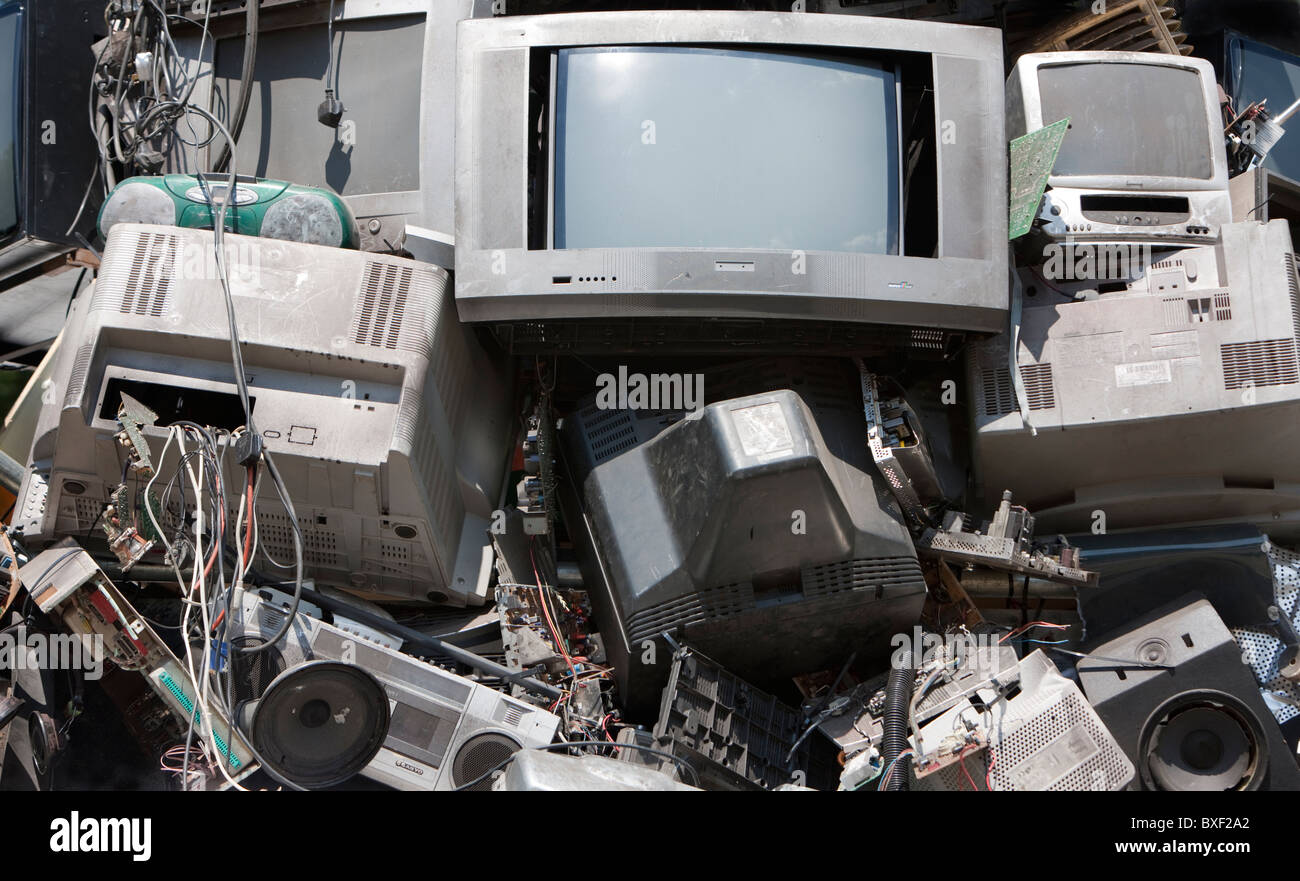 Rotura de televisores y monitores de ordenador listo para ser reciclado, REINO UNIDO Foto de stock