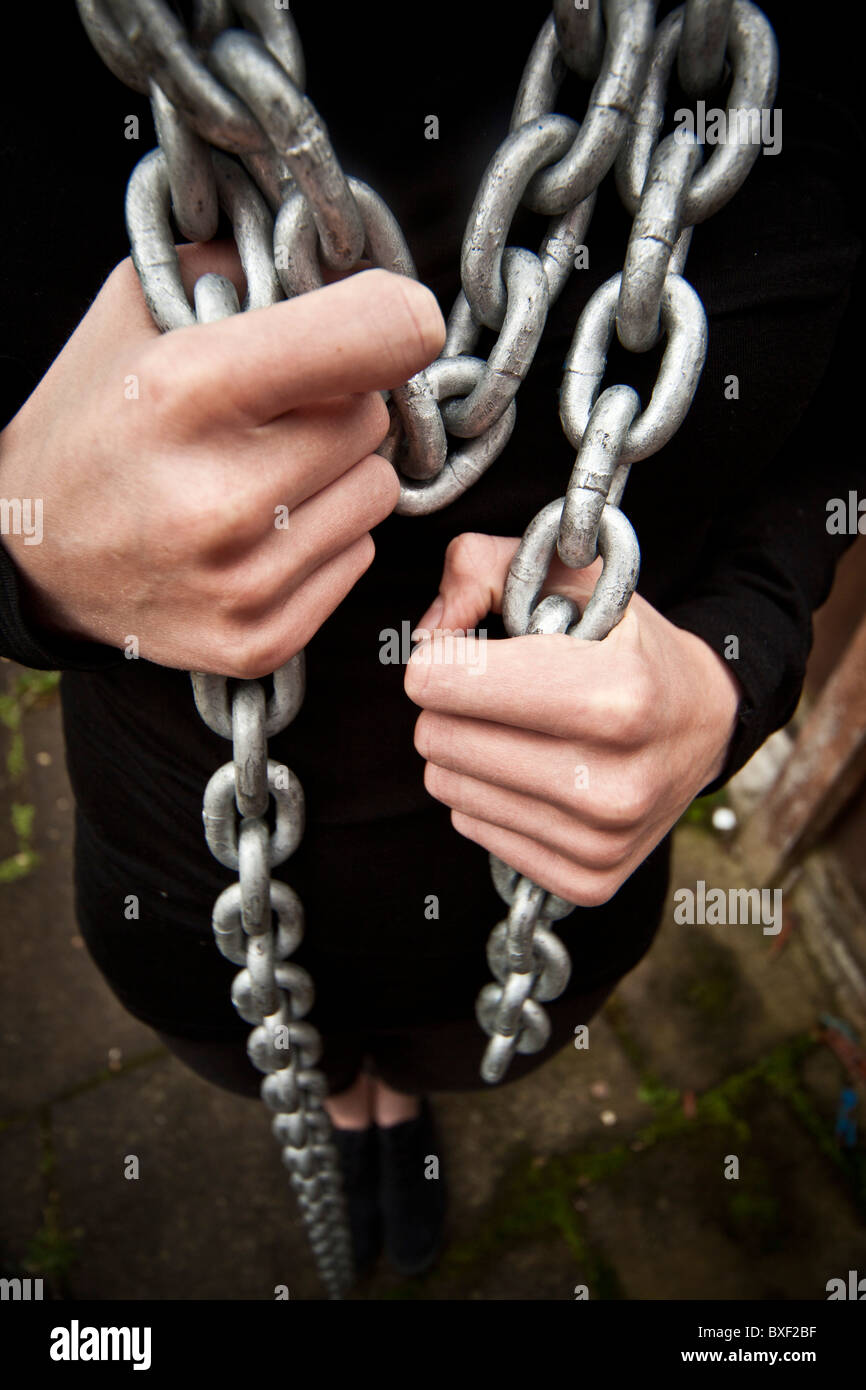 Mujer con cadenas alrededor de su cuello Fotografía de stock - Alamy