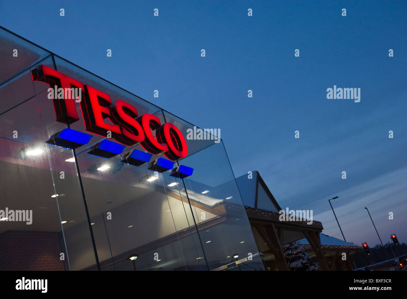 Después de imagen oscura de supermercado Tesco tienda neón signo en Gerrards Cross Bucks al atardecer Foto de stock