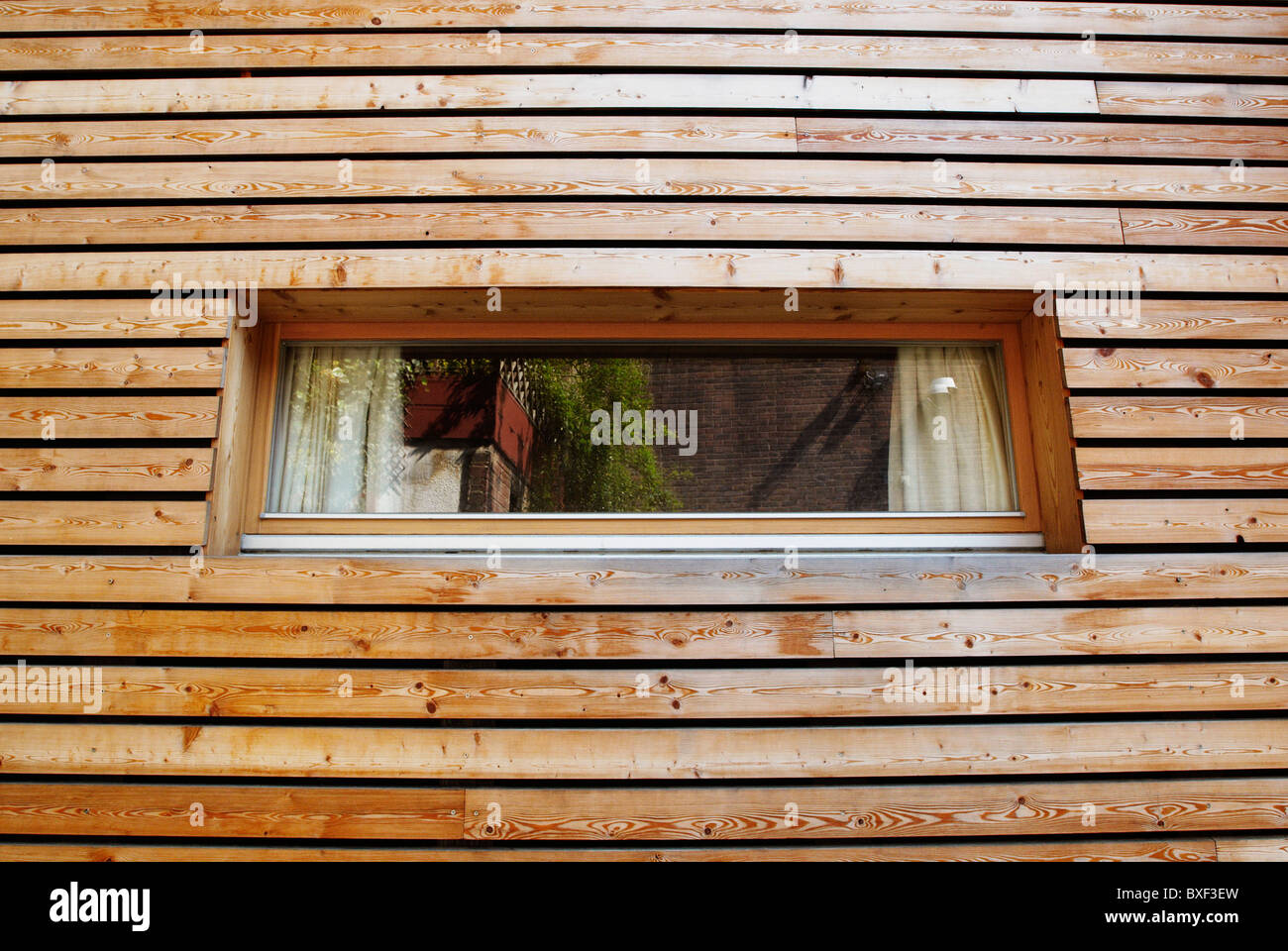 Dos casas construidas con paredes de madera sólida para capas de unos seis  a ocho pulgadas de grosor formando un esqueleto transpirable Fotografía de  stock - Alamy