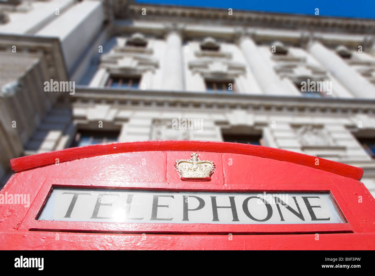 Cuadro teléfono rojo fuera de Whitehall en Londres Foto de stock