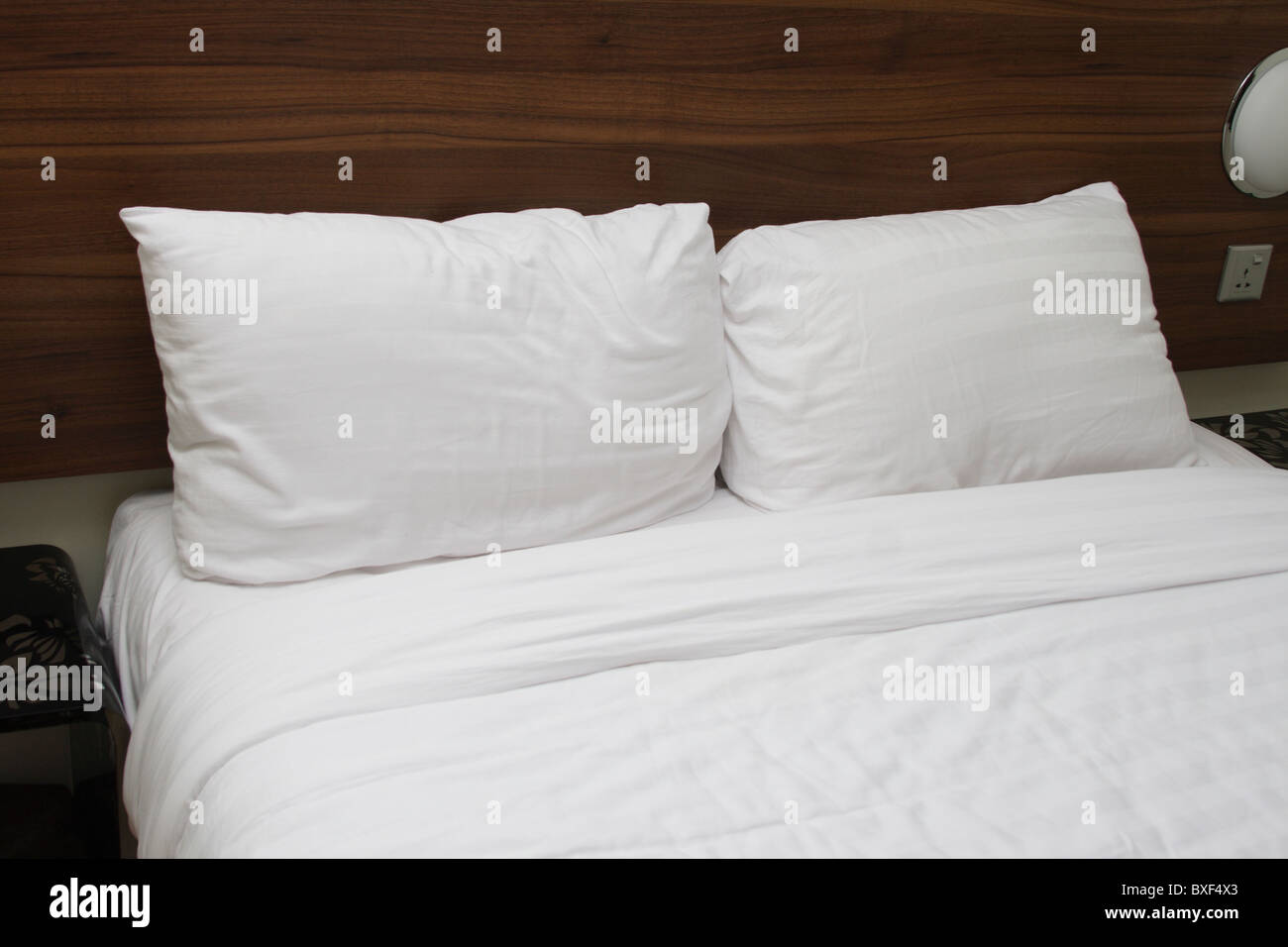 barbilla Fabricante preámbulo Hotel cama con dos almohadas Fotografía de stock - Alamy