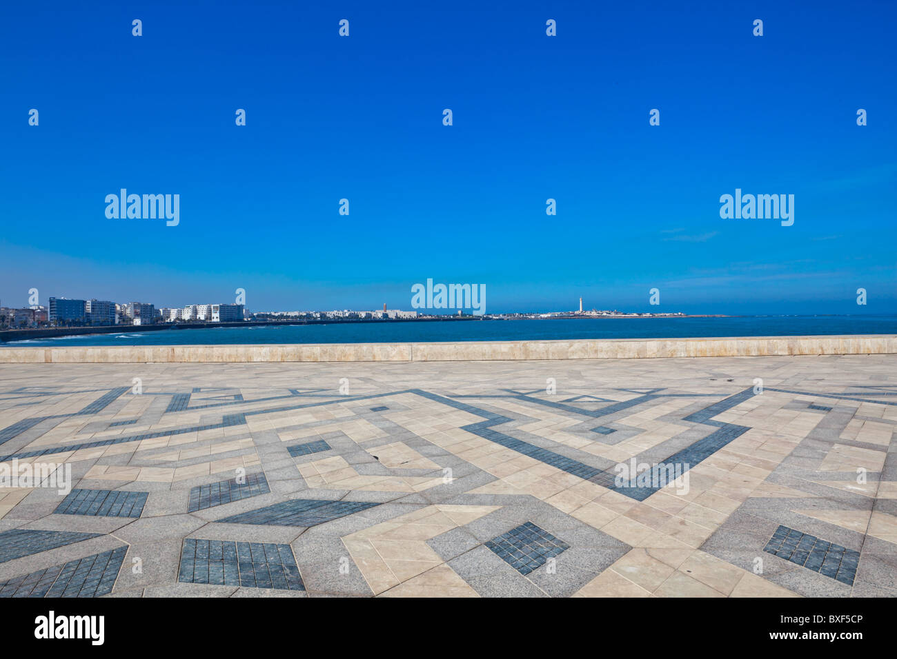 Vista de la costa desde Casablanca mezquita Hassan II, Rey de Marruecos, cuadrado. Foto de stock