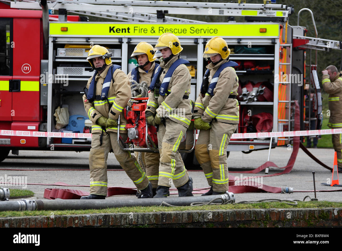 Firefighters gear fotografías e imágenes de alta resolución - Página 4 -  Alamy