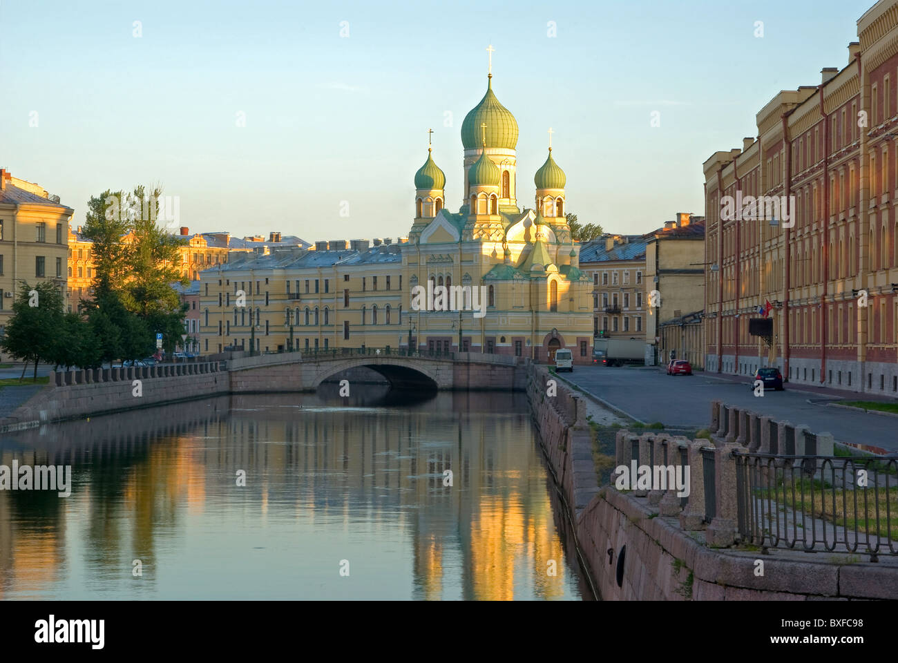 Amanecer en San Petersburgo. La iglesia y el puente sobre el canal Ggiboedov, Petersburg, Rusia Foto de stock