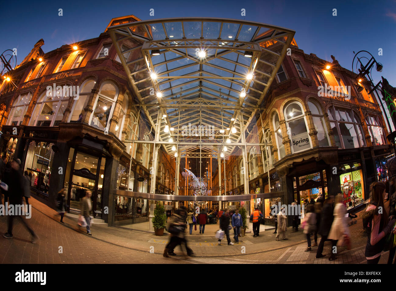 Reino Unido, Inglaterra, Yorkshire, Leeds, Briggate, Victoria Quarter, Queen Victoria Street en la entrada de la Navidad Foto de stock