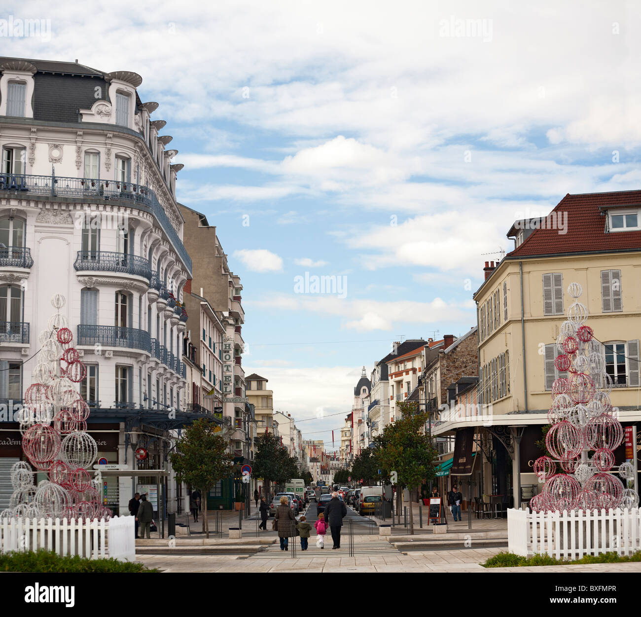 La calle de París, bordeada de magnolias, en Vichy - Allier (Francia). La  rue de Paris plantée de magnolias, à Vichy (Francia Fotografía de stock -  Alamy
