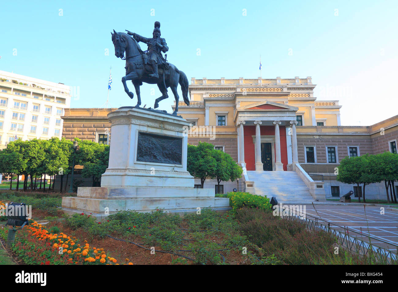 Kolokotronis héroe griego estatua y el antiguo parlamento griego Foto de stock