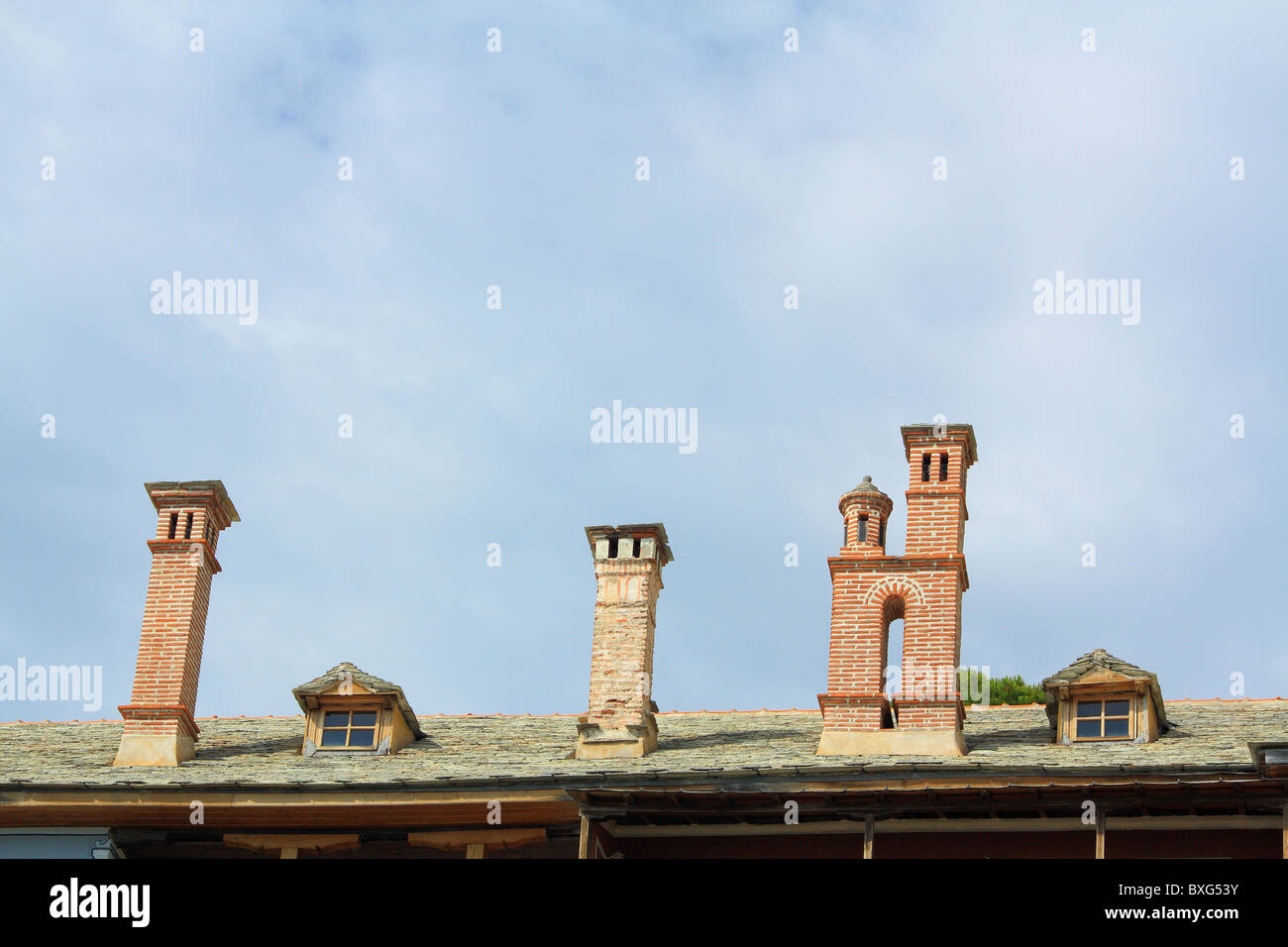 Típicas construcciones de la chimenea en el monasterio Foto de stock