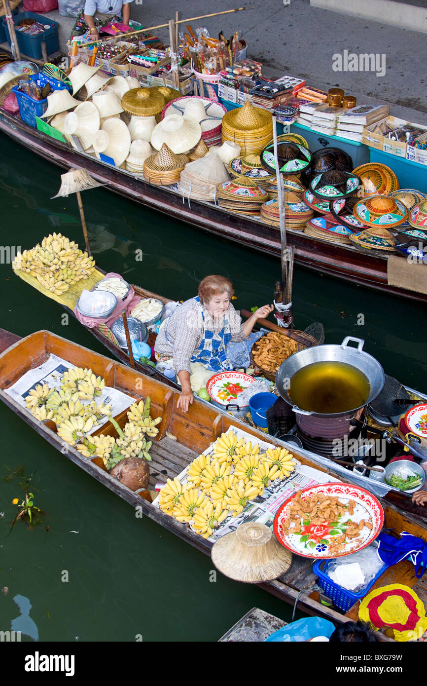 Mujer vendedor en el mercado flotante de Damnoen Sakuak un khlong o long tail boat cerca de Bangkok, Tailandia Foto de stock