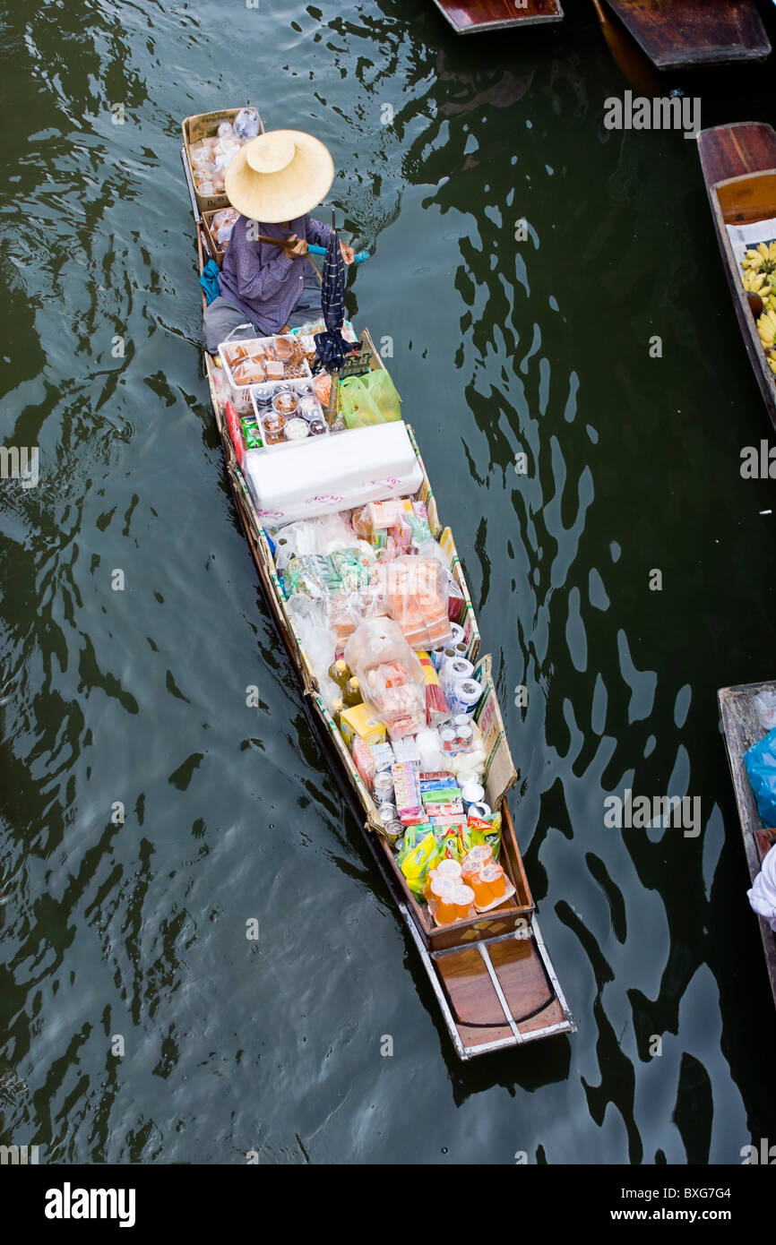 Mujer vendedor en el mercado flotante de Damnoen Sakuak un khlong o long tail boat cerca de Bangkok, Tailandia Foto de stock