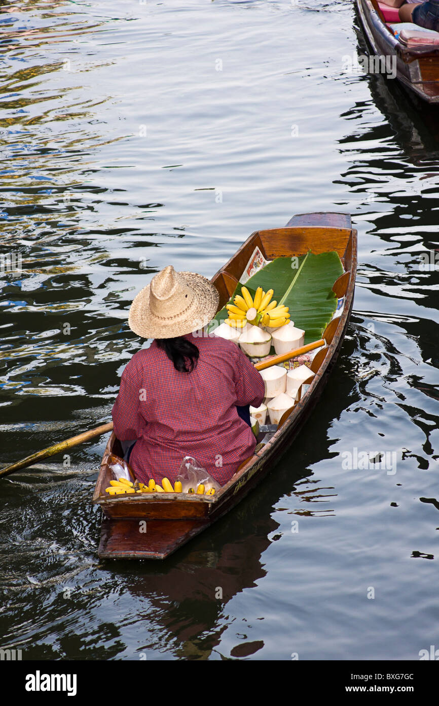 Mujer vendedor en el mercado flotante de Damnoen Sakuak un khlong o long tail boat cerca de Bangkok, Tailandia Foto de stock