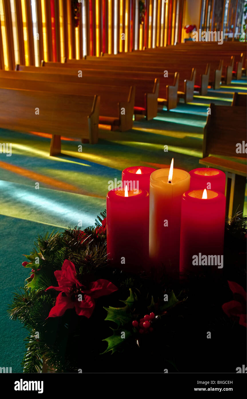 Velas blancas de la iglesia Imágenes recortadas de stock - Alamy