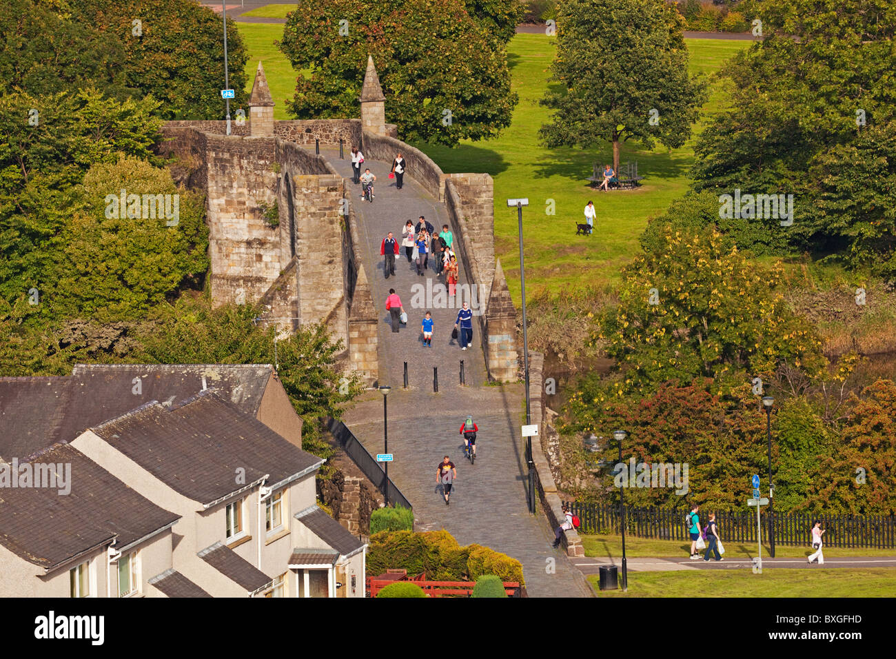 Los peatones en Stirling Auld Brig (Puente Viejo) Foto de stock