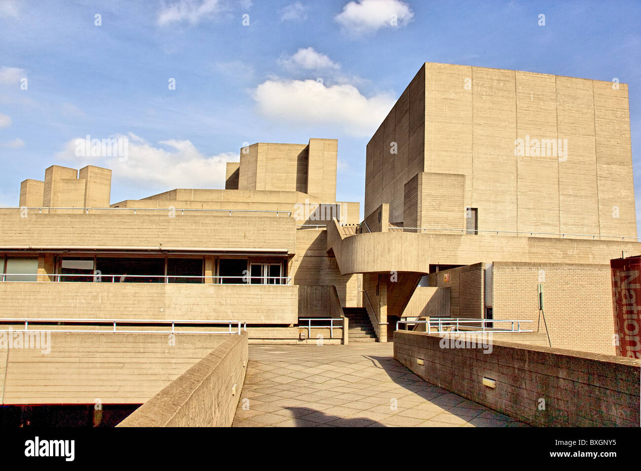 Arquitectura de hormigón cúbico del Teatro Nacional, en la orilla sur del Támesis en Londres Foto de stock