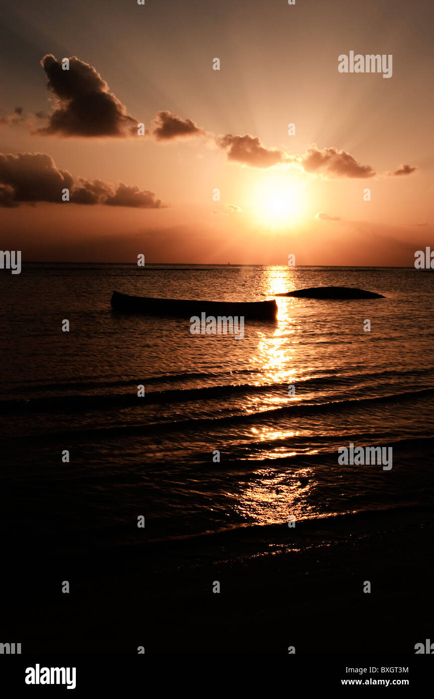 Título creativo de barco en sunset día con hard Back light Foto de stock