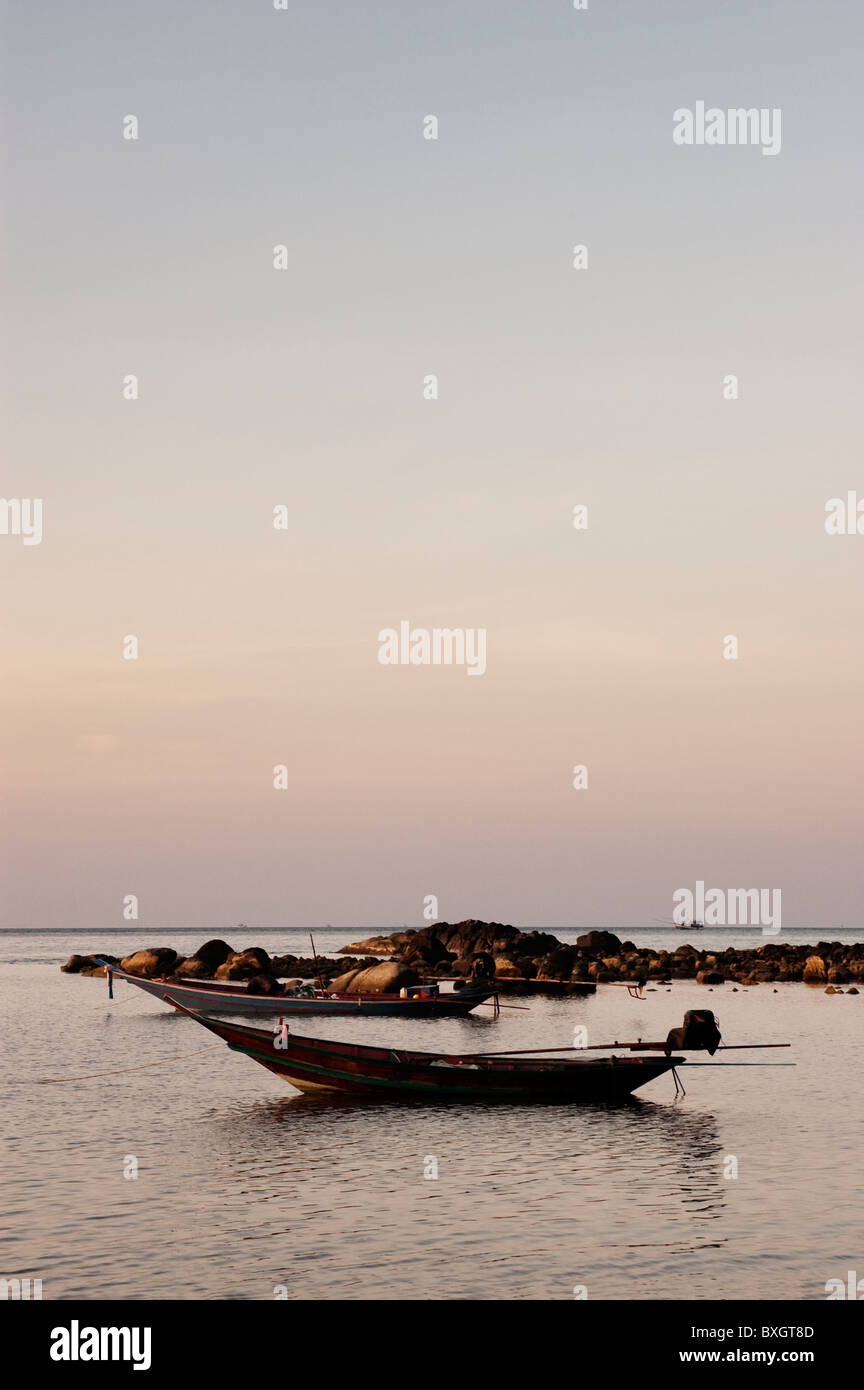 Típico barco en un mar en calma en Haad hijo , Tailandia, Asia. Foto de stock