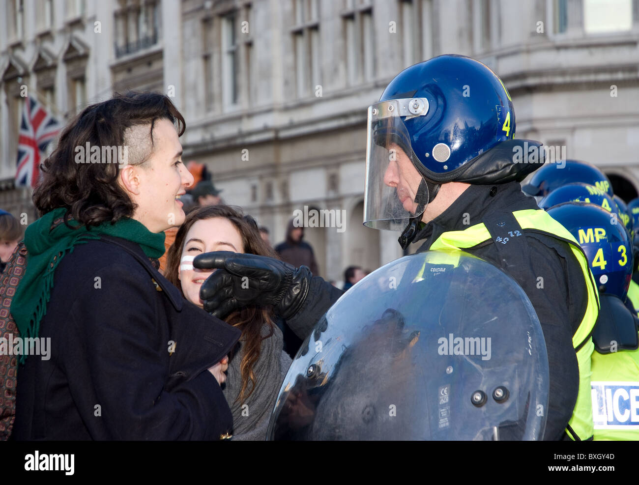 Charlie Gilmour obtiene un rapapolvo a de un agente de policía durante una protesta estudiantil Foto de stock