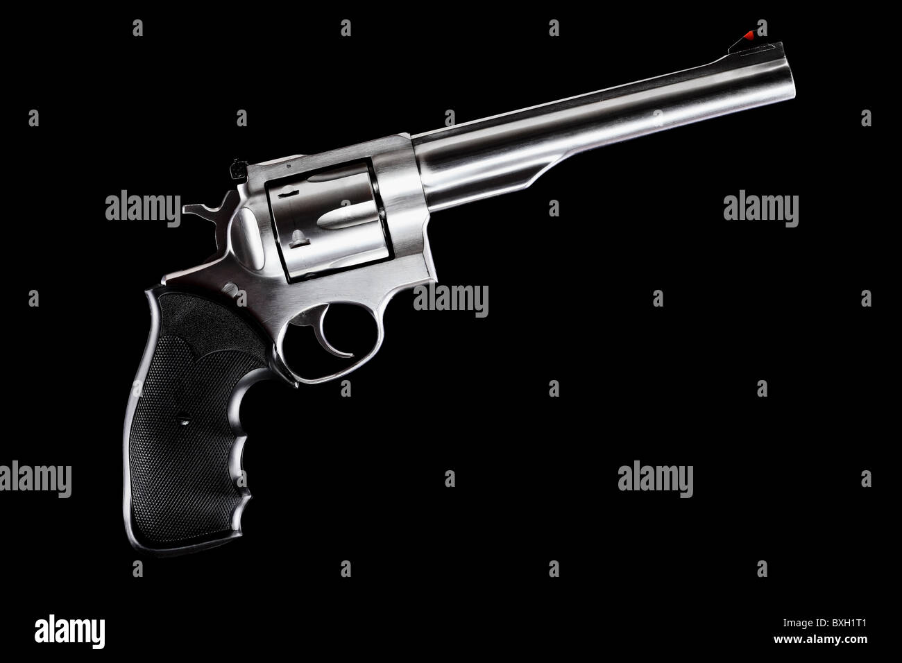 Revolver contra el fondo negro, calibre 44 magnum Foto de stock
