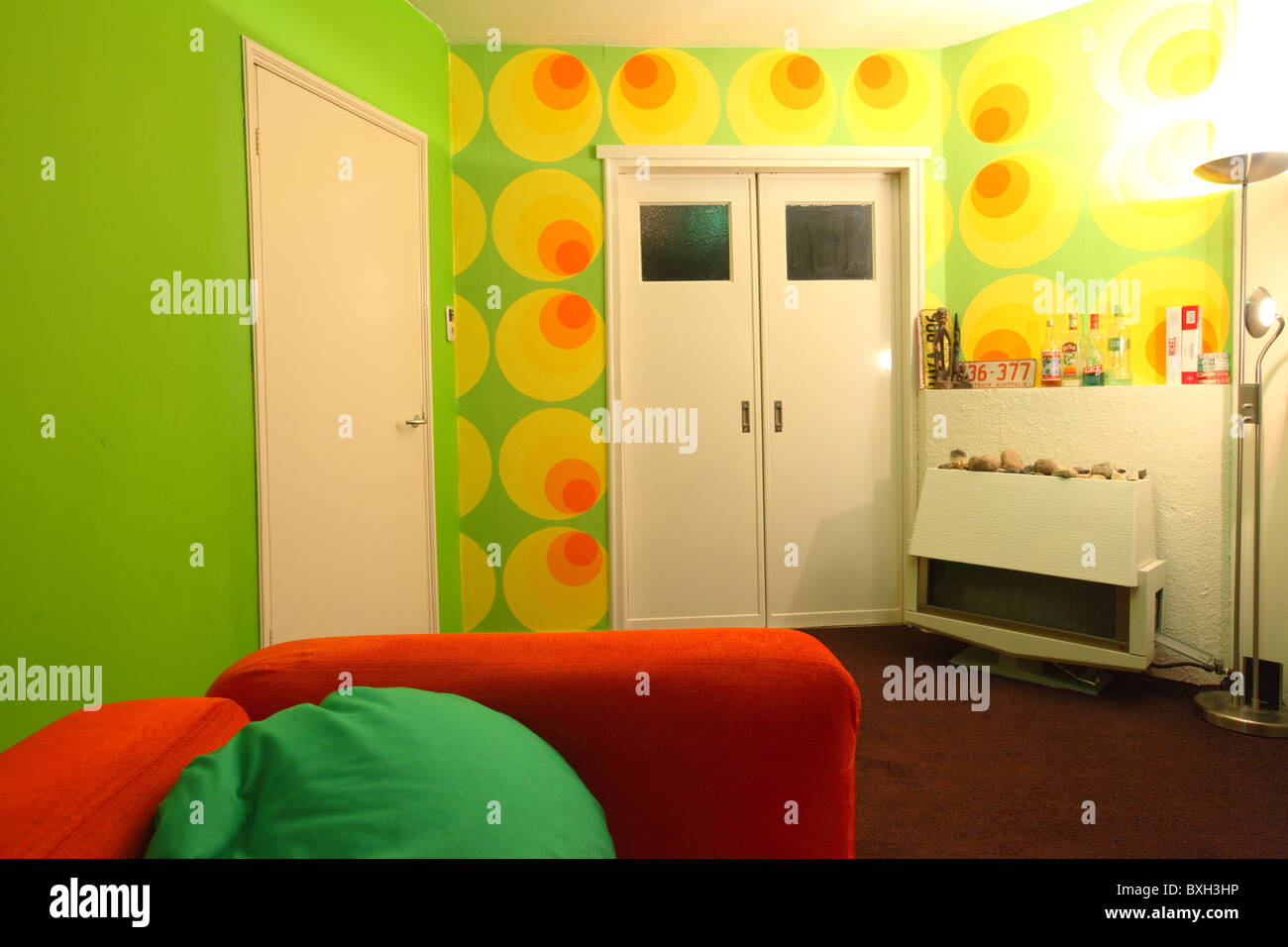Interior de 70 años setenta buscando casa apartamento luminoso verde amarillo naranja Foto de stock