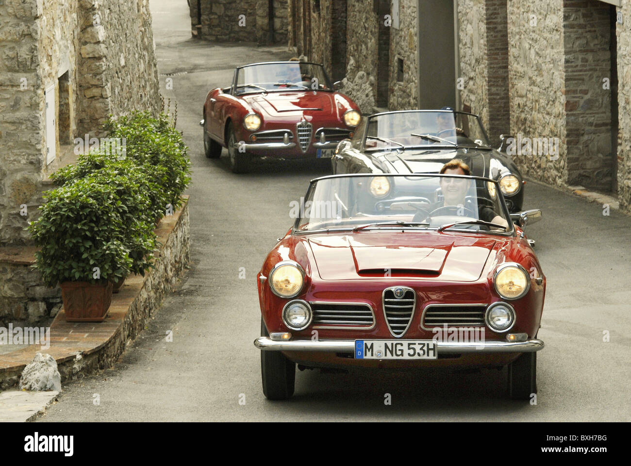 Transporte / Transporte, coche, vehículo variantes, Alfa Romeo, el veterano coche Alfa Romeo Spider Veloce desde 1958, 2600 Spider desde 1962 (primero), coches clásicos, viaje redondo organizado por la empresa nostálgico, Radda in Chianti, Toscana, Italia, 23.09.2006, siglo xxi, histórico, histórico, 2000s, 00s, coche, coches, Italiano, unidad convertible, cabriolet, descapotables, cabriolet, un coche deportivo, el roadster, coches deportivos, roadsters, veterano coche, coches clásicos, coches antiguos, coches veteranos, coches clásicos, coches antiguos, gente, 1950, nostalgia, ¡Precaución! No debe utilizarse en el contexto negativo Foto de stock