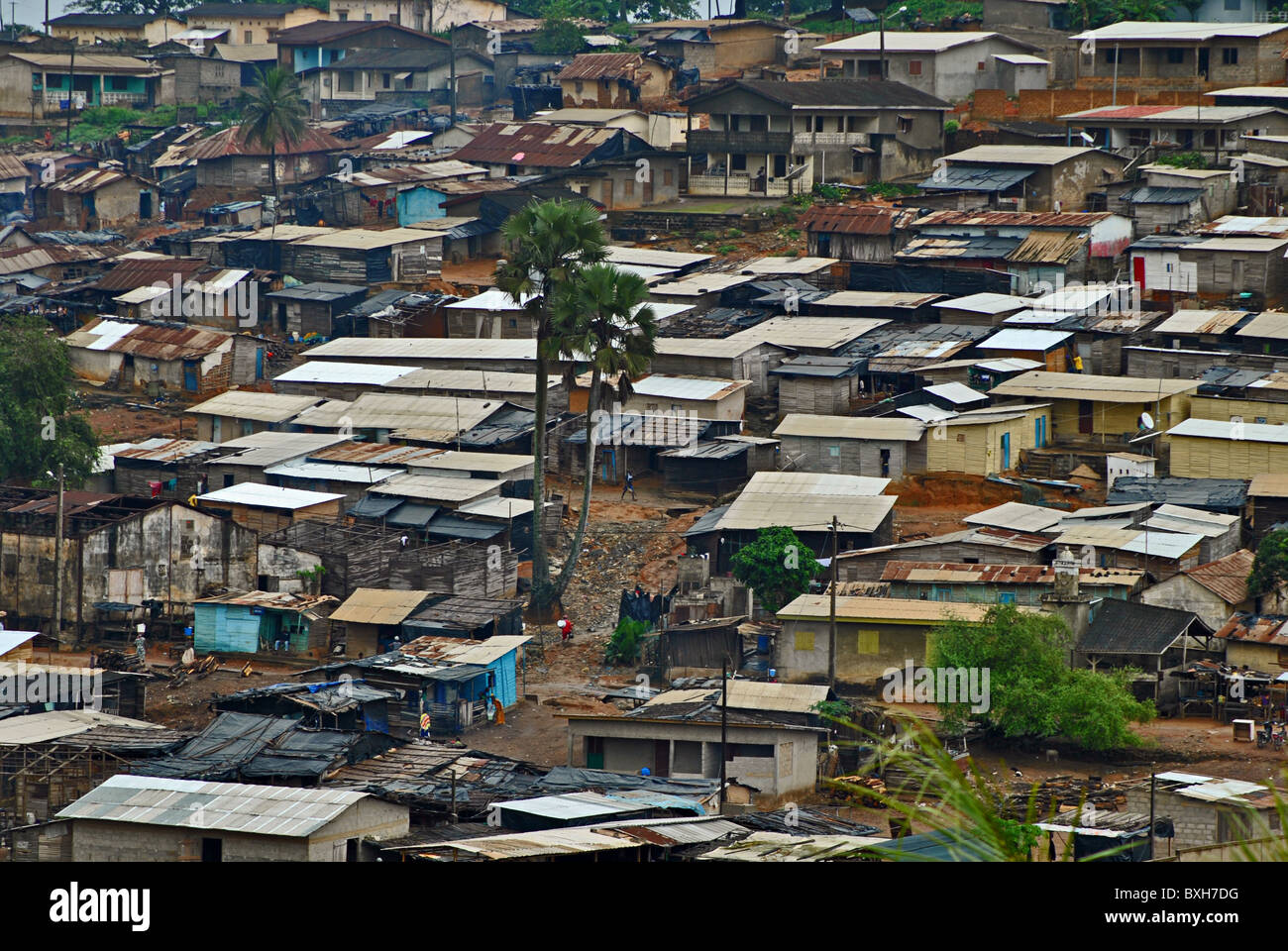 Favelas en río Sassandra, Costa de Marfil, África occidental Foto de stock