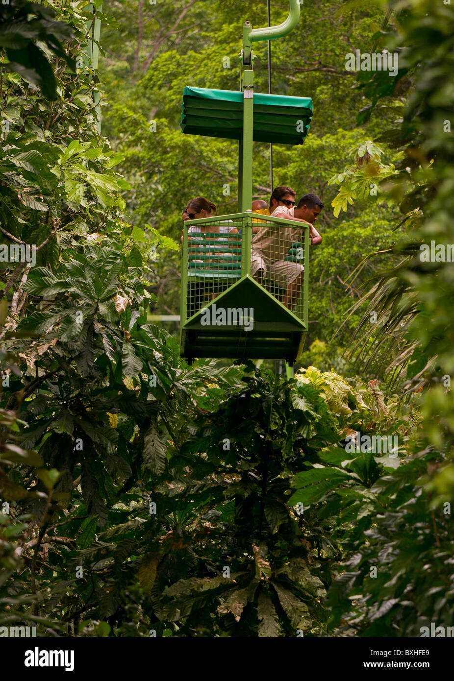 GAMBOA, Panamá Turistas y guía en teleférico teleférico en la selva