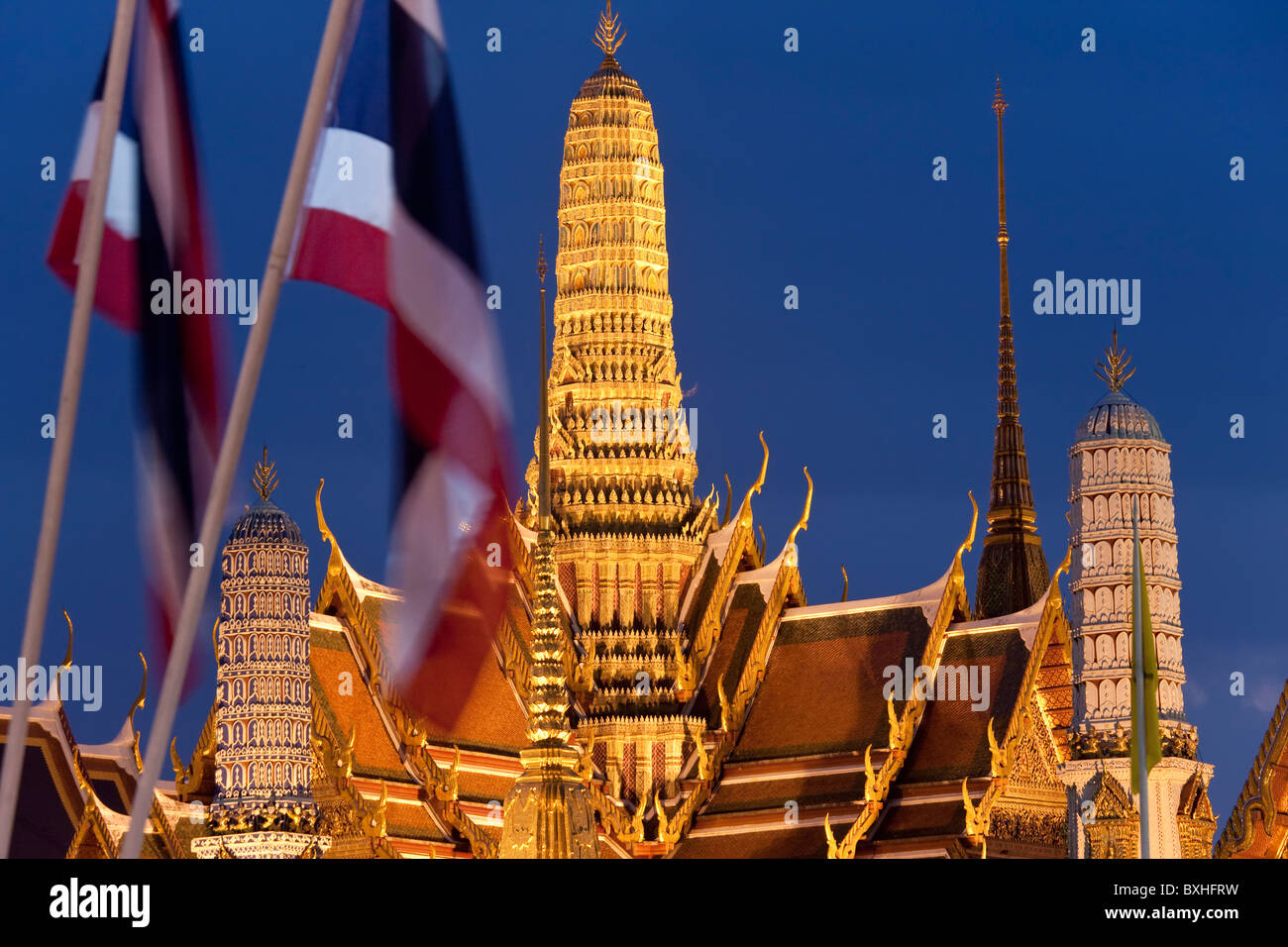 Al anochecer, el Wat Phra Kaeo, el Grand Palace, Bangkok, Tailandia Foto de stock