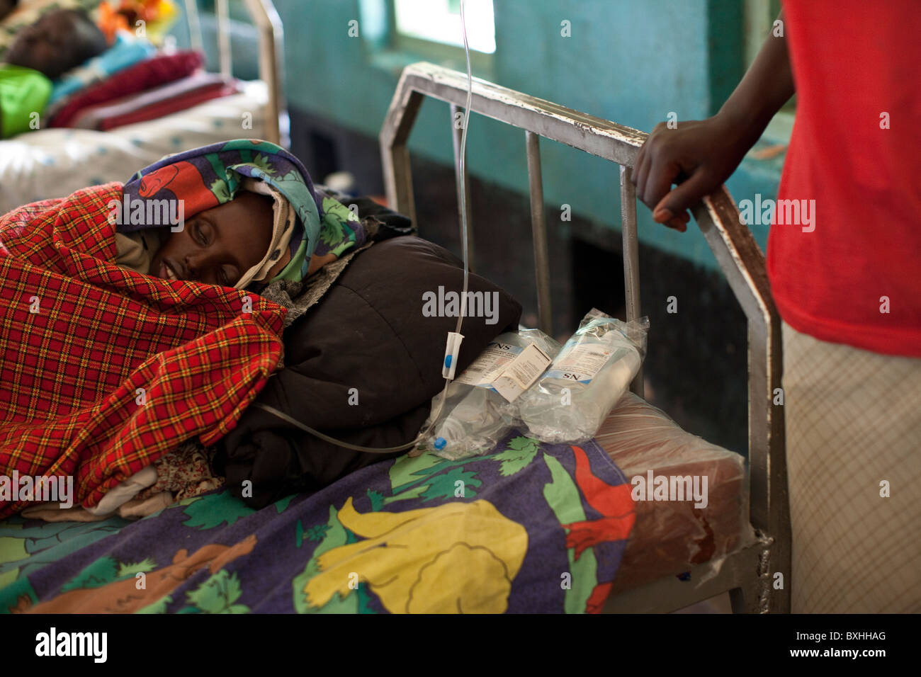 Una mujer se entristece por su hija muriendo de SIDA en Amuria, Uganda, África Oriental. Foto de stock