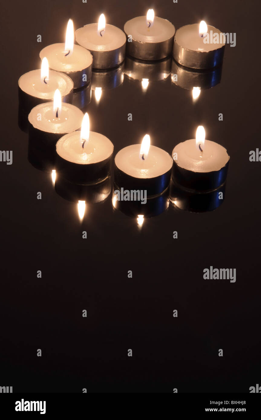 Nueve velas, dispuestas en forma de "C" en la parte superior de un espejo  Fotografía de stock - Alamy