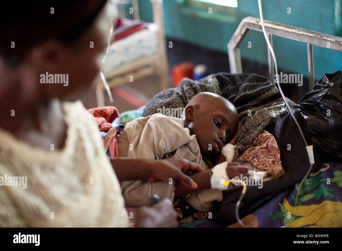 Un niño muere de SIDA recibe tratamiento médico en un hospital de Amuria, Uganda, África Oriental. Foto de stock