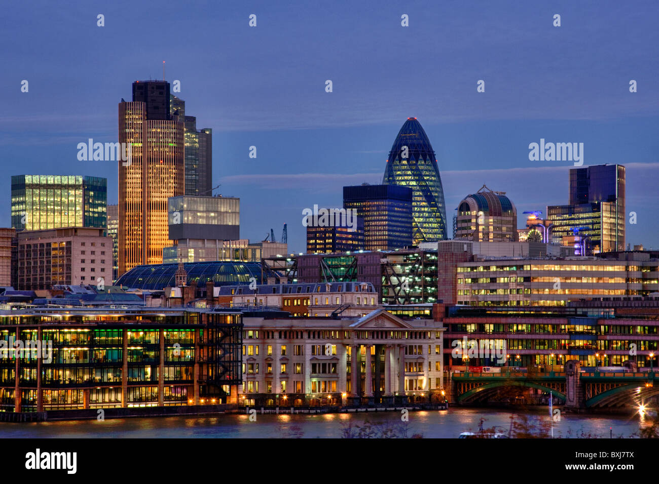Skyline nocturno de la ciudad, el distrito financiero de Londres, Inglaterra milla cuadrada. Foto de stock