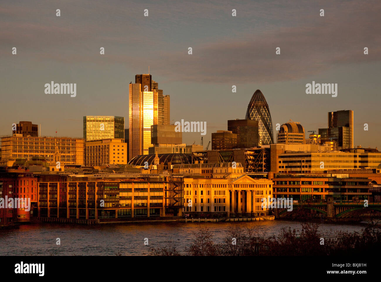Tarde de luz sobre el horizonte de la ciudad Square Mile, el distrito financiero de Londres, Inglaterra Foto de stock
