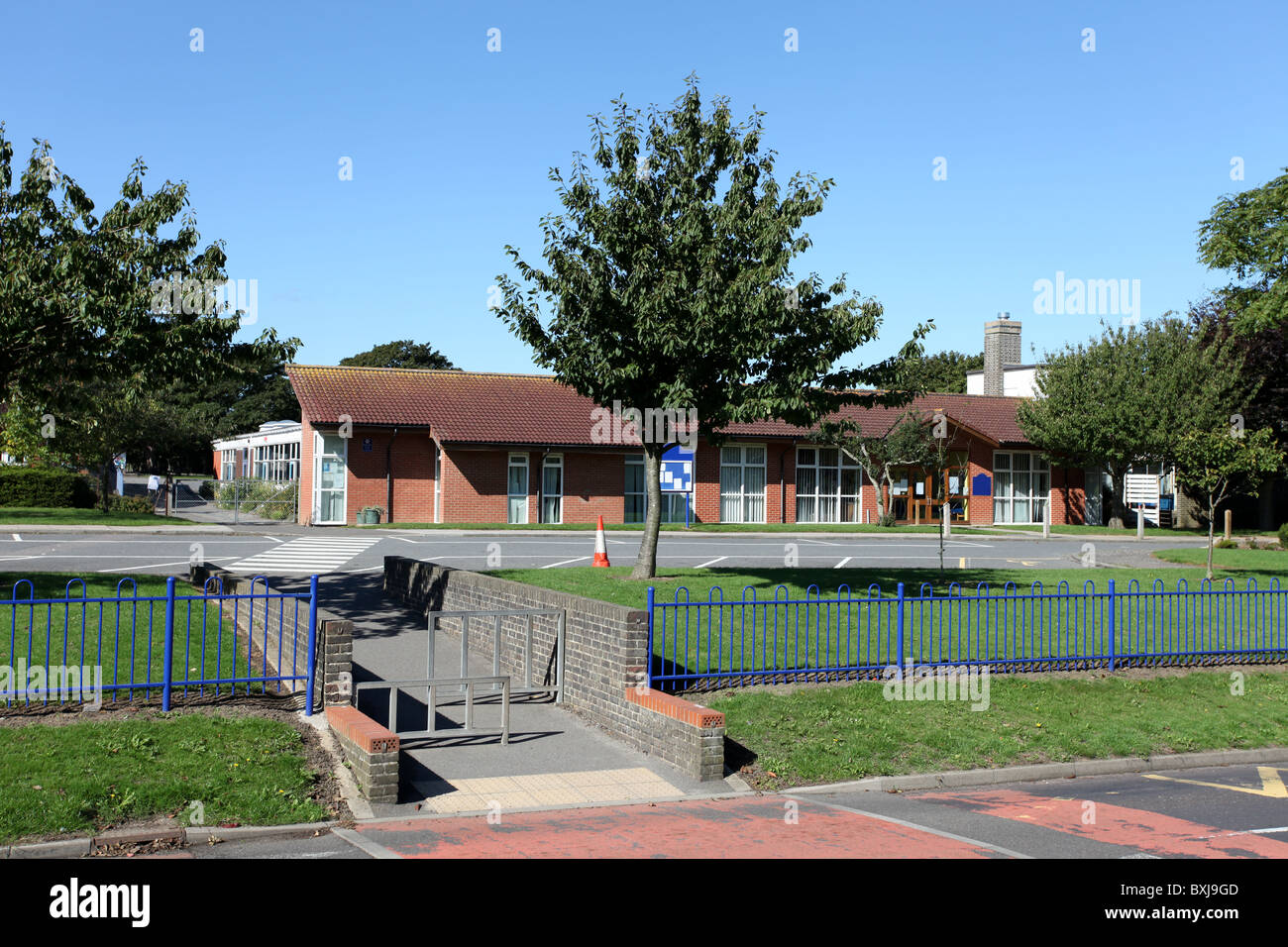 El exterior del edificio de la escuela primaria del Reino Unido, para niños de 5 a 10 Foto de stock