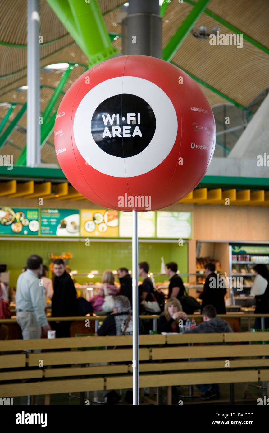 Una zona wi fi / wifi hotspot / hot spot sign / baliza acceso a internet para los pasajeros en el aeropuerto de Madrid / aeropuerto. España. Foto de stock