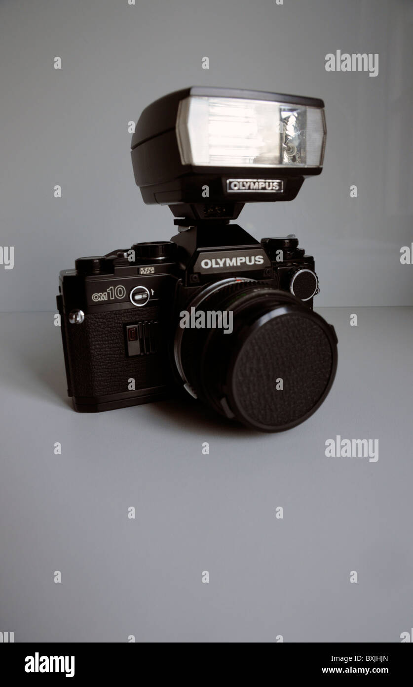 lanza escarabajo Cava Negro película SLR Olympus OM-10 cámara con flash, sobre la superficie  blanca Fotografía de stock - Alamy
