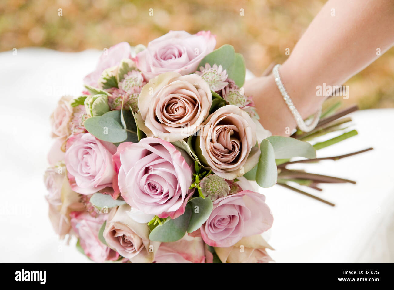 Bouquet de flores en un día de boda de una novia. Un ramo de flores Foto de stock